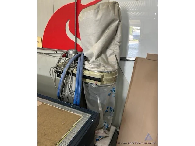 Cnc freesmachine van het merk cosign graphic systems. voorzien van een bedieningspaneel met vacuüm- en stofzuigerfuncties. 22646 werkuren - afbeelding 4 van  5