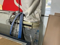 Cnc freesmachine van het merk cosign graphic systems. voorzien van een bedieningspaneel met vacuüm- en stofzuigerfuncties. 22646 werkuren - afbeelding 4 van  5