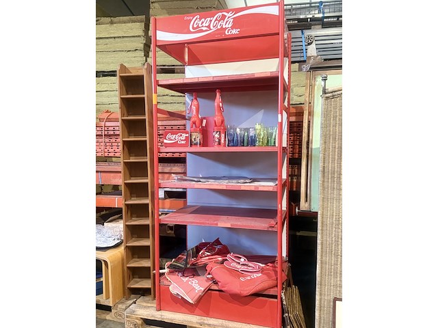Coca cola display met diverse toebehoren - afbeelding 1 van  7