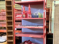 Coca cola display met diverse toebehoren - afbeelding 1 van  7