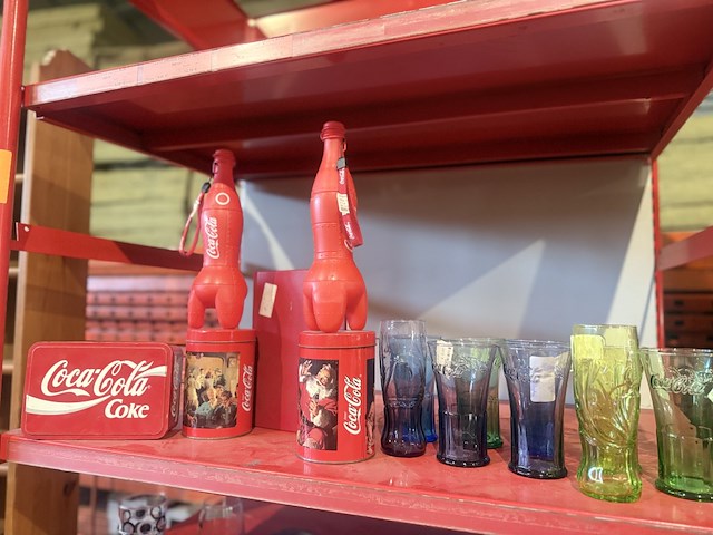 Coca cola display met diverse toebehoren - afbeelding 2 van  7