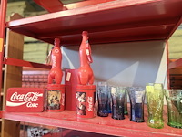 Coca cola display met diverse toebehoren - afbeelding 2 van  7
