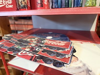 Coca cola display met diverse toebehoren - afbeelding 5 van  7