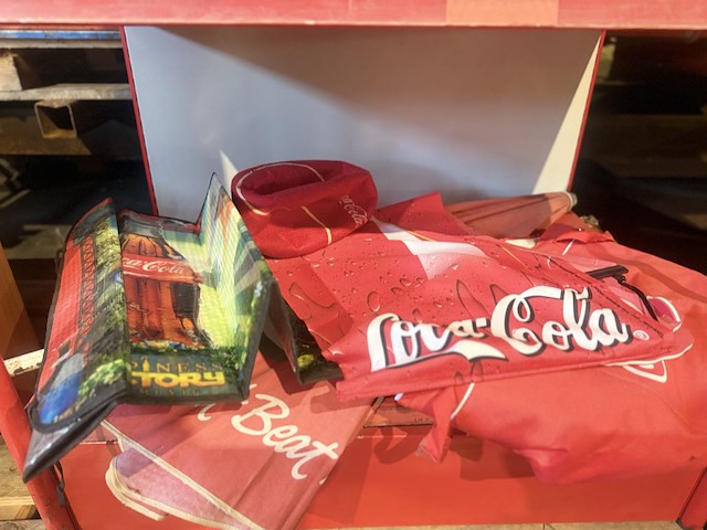 Coca cola display met diverse toebehoren - afbeelding 6 van  7