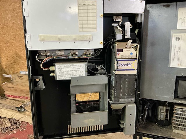 Coca cola verkoopautomaat - afbeelding 9 van  10