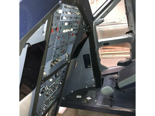 Cockpit airbus (vliegtuig) - afbeelding 5 van  9