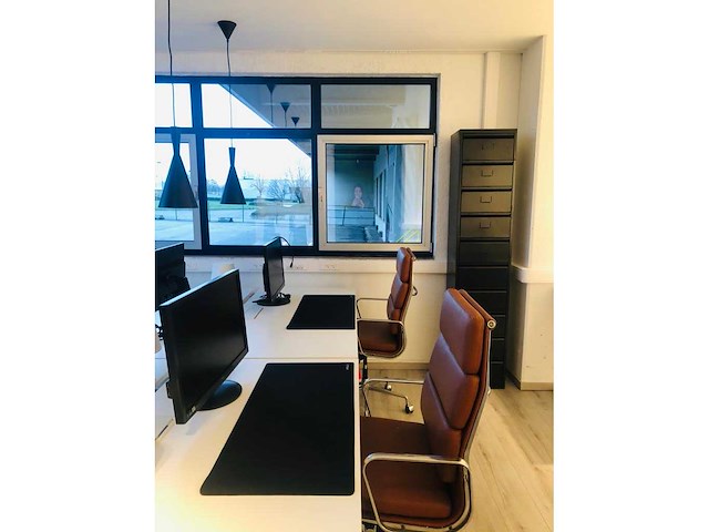 Cognac + tweedehands bureaustoel - geïnspireerd door eames pad - afbeelding 2 van  5