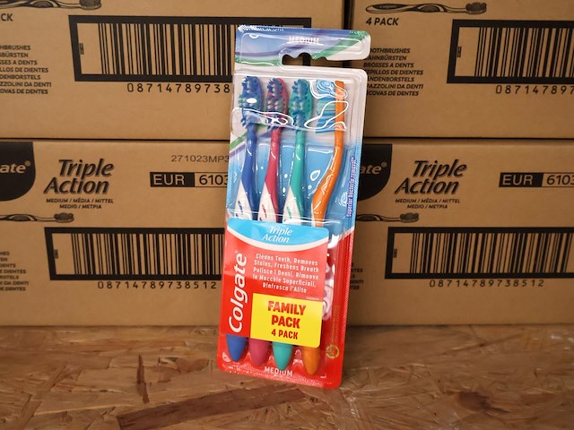 Colgate triple action tandenborstel 6x4x4 (plm 50) - afbeelding 2 van  4
