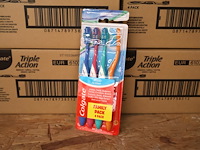 Colgate triple action tandenborstel 6x4x4 (plm 50) - afbeelding 2 van  4