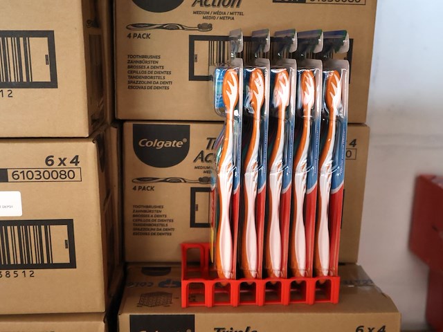 Colgate triple action tandenborstel 6x4x4 (plm 50) - afbeelding 3 van  4