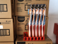 Colgate triple action tandenborstel 6x4x4 (plm 50) - afbeelding 3 van  4