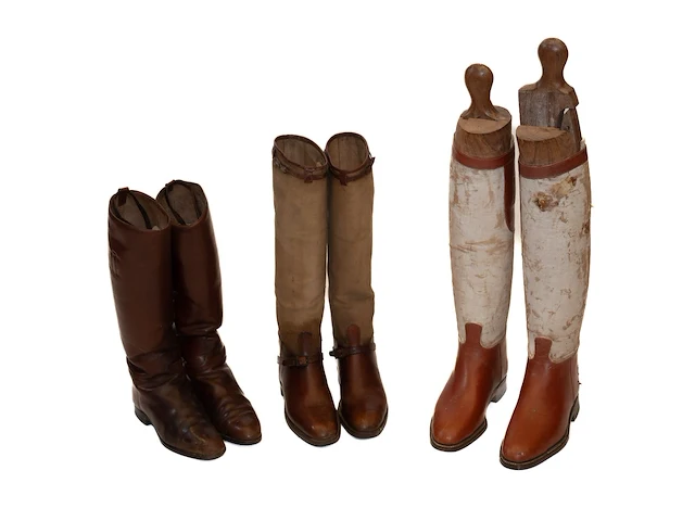 Collectie antieke lederen rijlaarzen met houten... - afbeelding 1 van  1