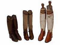 Collectie antieke lederen rijlaarzen met houten...
