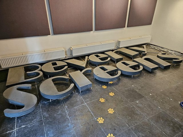 Combinatiekavel gevelbelettering beverly screens - afbeelding 2 van  2