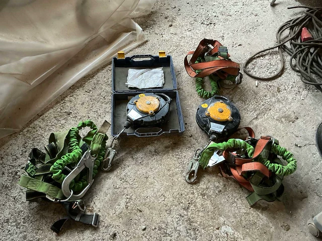 Combinatielot valbeveiliging met veiligheidsharnassen en valstopapparaten - afbeelding 1 van  5
