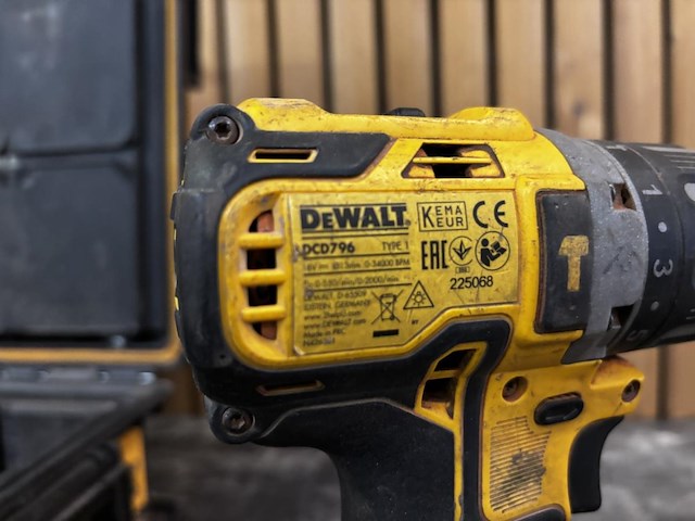 Combiset accu slagschroevendraaier en schroefmachine dewalt - afbeelding 9 van  10