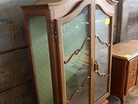 Commode en vitrinekast, terrastafel, spiegel en beelden - afbeelding 10 van  11