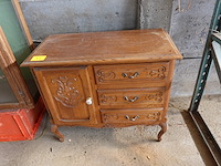 Commode en vitrinekast, terrastafel, spiegel en beelden - afbeelding 11 van  11