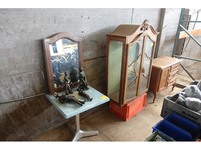 Commode en vitrinekast, terrastafel, spiegel en beelden - afbeelding 1 van  11