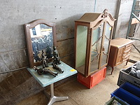 Commode en vitrinekast, terrastafel, spiegel en beelden - afbeelding 1 van  11