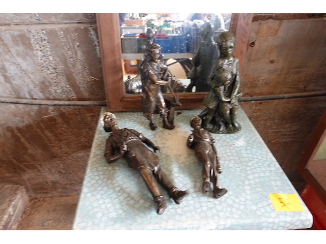 Commode en vitrinekast, terrastafel, spiegel en beelden - afbeelding 2 van  11