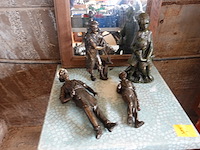 Commode en vitrinekast, terrastafel, spiegel en beelden - afbeelding 2 van  11