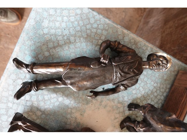 Commode en vitrinekast, terrastafel, spiegel en beelden - afbeelding 3 van  11