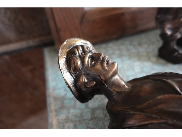 Commode en vitrinekast, terrastafel, spiegel en beelden - afbeelding 4 van  11