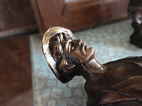 Commode en vitrinekast, terrastafel, spiegel en beelden - afbeelding 4 van  11