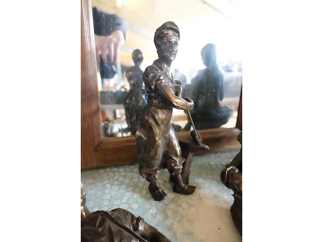 Commode en vitrinekast, terrastafel, spiegel en beelden - afbeelding 5 van  11