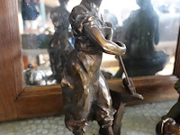 Commode en vitrinekast, terrastafel, spiegel en beelden - afbeelding 5 van  11