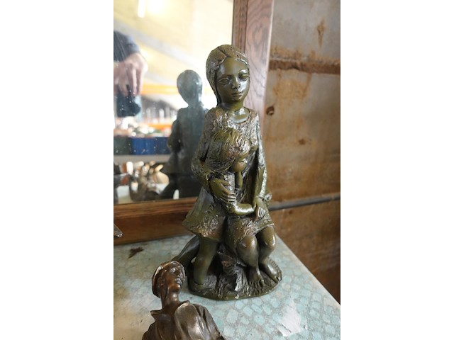 Commode en vitrinekast, terrastafel, spiegel en beelden - afbeelding 6 van  11