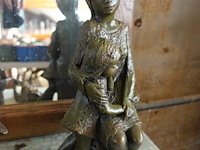 Commode en vitrinekast, terrastafel, spiegel en beelden - afbeelding 6 van  11