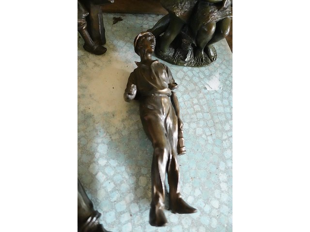 Commode en vitrinekast, terrastafel, spiegel en beelden - afbeelding 7 van  11