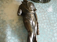 Commode en vitrinekast, terrastafel, spiegel en beelden - afbeelding 7 van  11