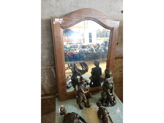 Commode en vitrinekast, terrastafel, spiegel en beelden - afbeelding 8 van  11