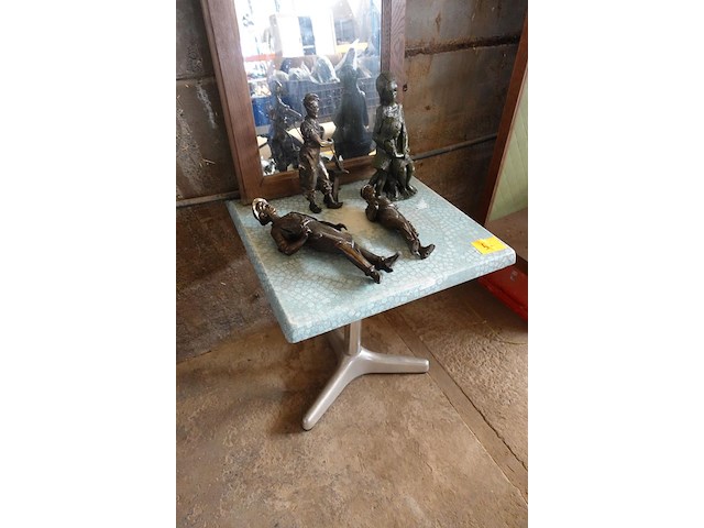 Commode en vitrinekast, terrastafel, spiegel en beelden - afbeelding 9 van  11