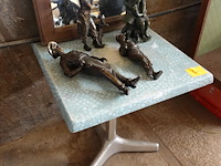 Commode en vitrinekast, terrastafel, spiegel en beelden - afbeelding 9 van  11