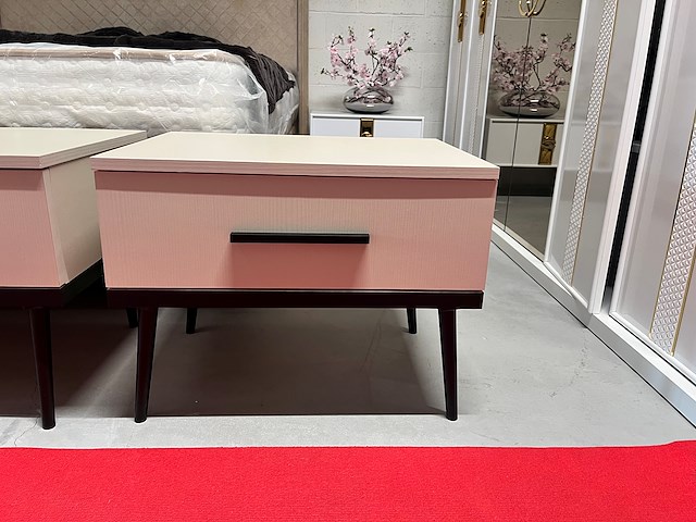 Commode + nachtkastje | roze/crème retro stijl - afbeelding 3 van  4