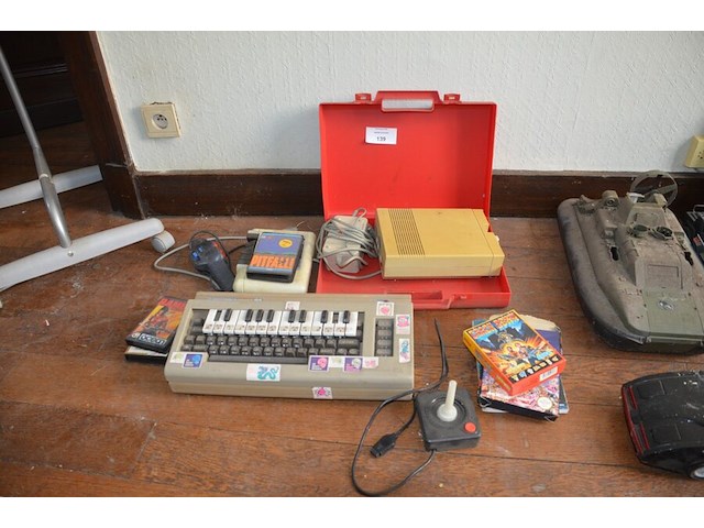 Commodore 64 sfx, commodore cassettespeler, commodore 1541-ii floppy disk drive, 2 controllers, spel pitfall voor commodore, 4 lege doosjes - afbeelding 1 van  8