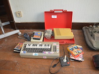 Commodore 64 sfx, commodore cassettespeler, commodore 1541-ii floppy disk drive, 2 controllers, spel pitfall voor commodore, 4 lege doosjes