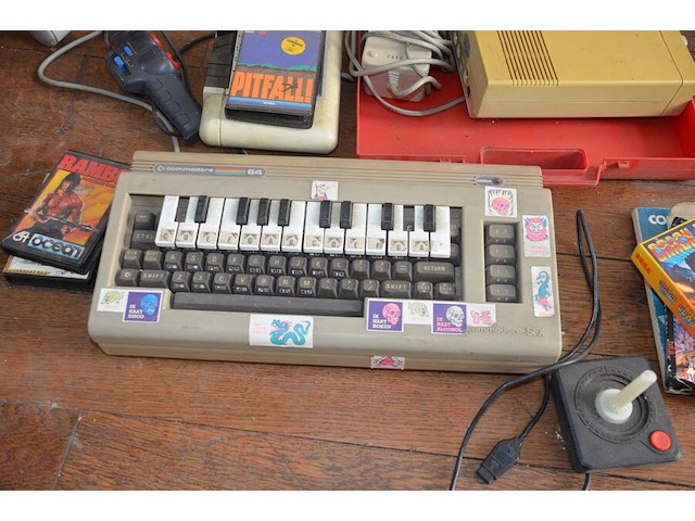 Commodore 64 sfx, commodore cassettespeler, commodore 1541-ii floppy disk drive, 2 controllers, spel pitfall voor commodore, 4 lege doosjes - afbeelding 2 van  8