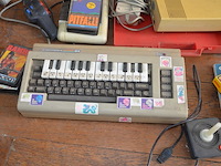 Commodore 64 sfx, commodore cassettespeler, commodore 1541-ii floppy disk drive, 2 controllers, spel pitfall voor commodore, 4 lege doosjes - afbeelding 2 van  8