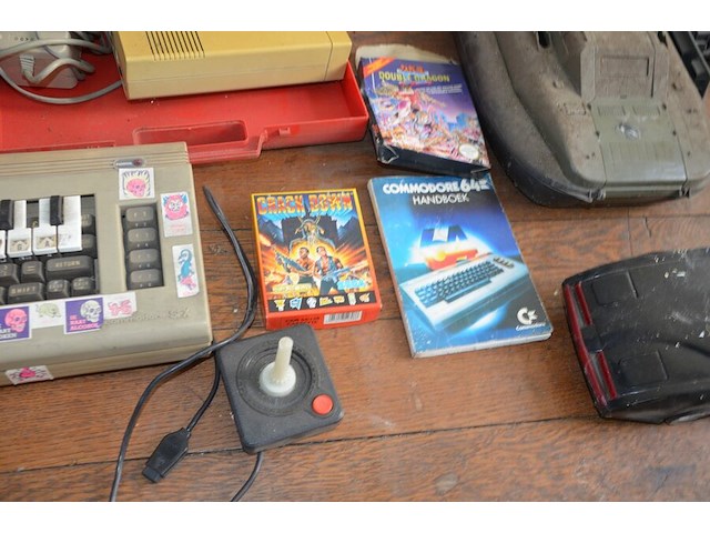 Commodore 64 sfx, commodore cassettespeler, commodore 1541-ii floppy disk drive, 2 controllers, spel pitfall voor commodore, 4 lege doosjes - afbeelding 3 van  8