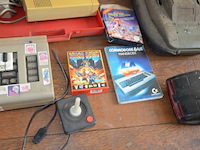 Commodore 64 sfx, commodore cassettespeler, commodore 1541-ii floppy disk drive, 2 controllers, spel pitfall voor commodore, 4 lege doosjes - afbeelding 3 van  8