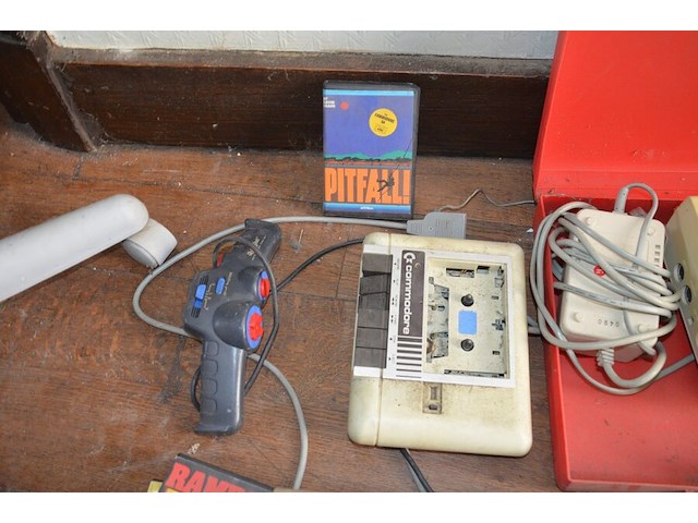 Commodore 64 sfx, commodore cassettespeler, commodore 1541-ii floppy disk drive, 2 controllers, spel pitfall voor commodore, 4 lege doosjes - afbeelding 4 van  8