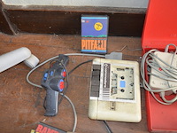 Commodore 64 sfx, commodore cassettespeler, commodore 1541-ii floppy disk drive, 2 controllers, spel pitfall voor commodore, 4 lege doosjes - afbeelding 4 van  8