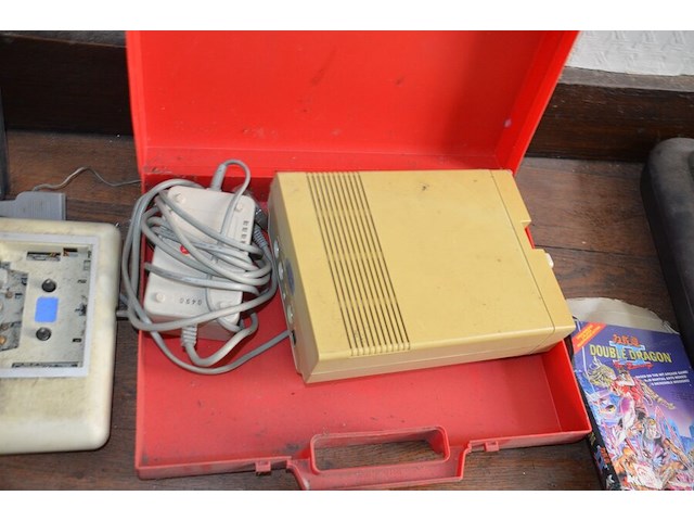 Commodore 64 sfx, commodore cassettespeler, commodore 1541-ii floppy disk drive, 2 controllers, spel pitfall voor commodore, 4 lege doosjes - afbeelding 5 van  8