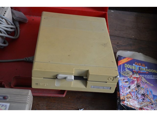 Commodore 64 sfx, commodore cassettespeler, commodore 1541-ii floppy disk drive, 2 controllers, spel pitfall voor commodore, 4 lege doosjes - afbeelding 6 van  8