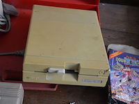 Commodore 64 sfx, commodore cassettespeler, commodore 1541-ii floppy disk drive, 2 controllers, spel pitfall voor commodore, 4 lege doosjes - afbeelding 6 van  8